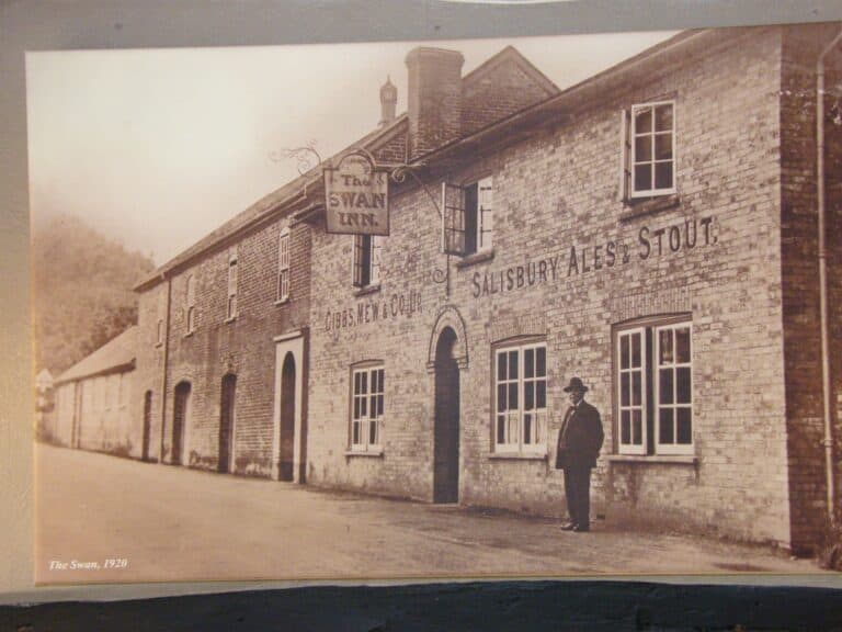 Picture of a pub in 1920.