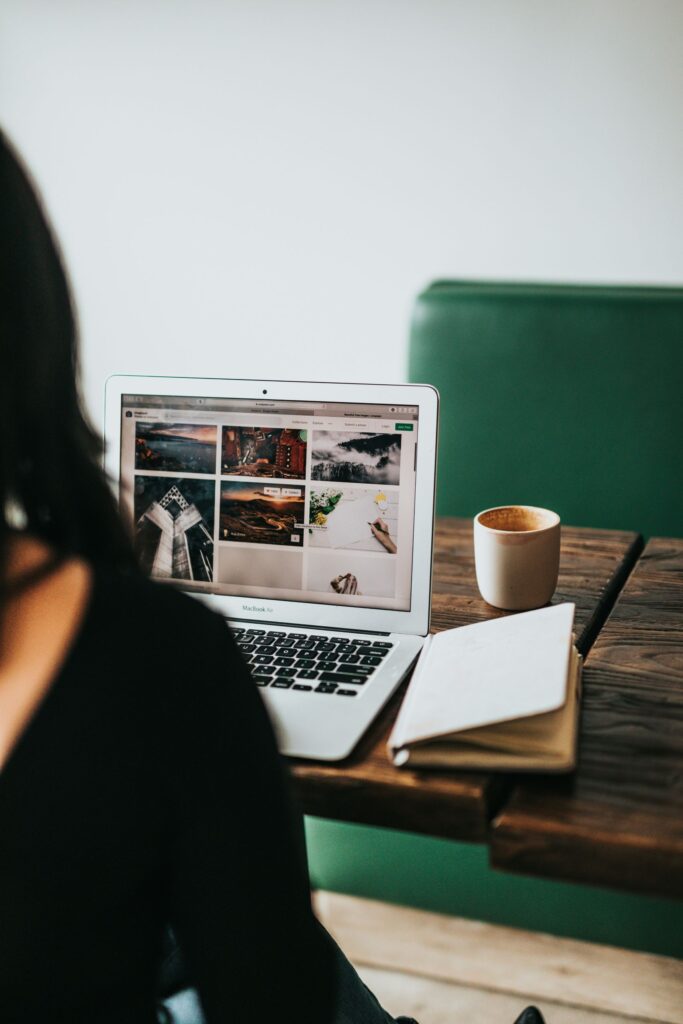 Women with laptop in a bar.